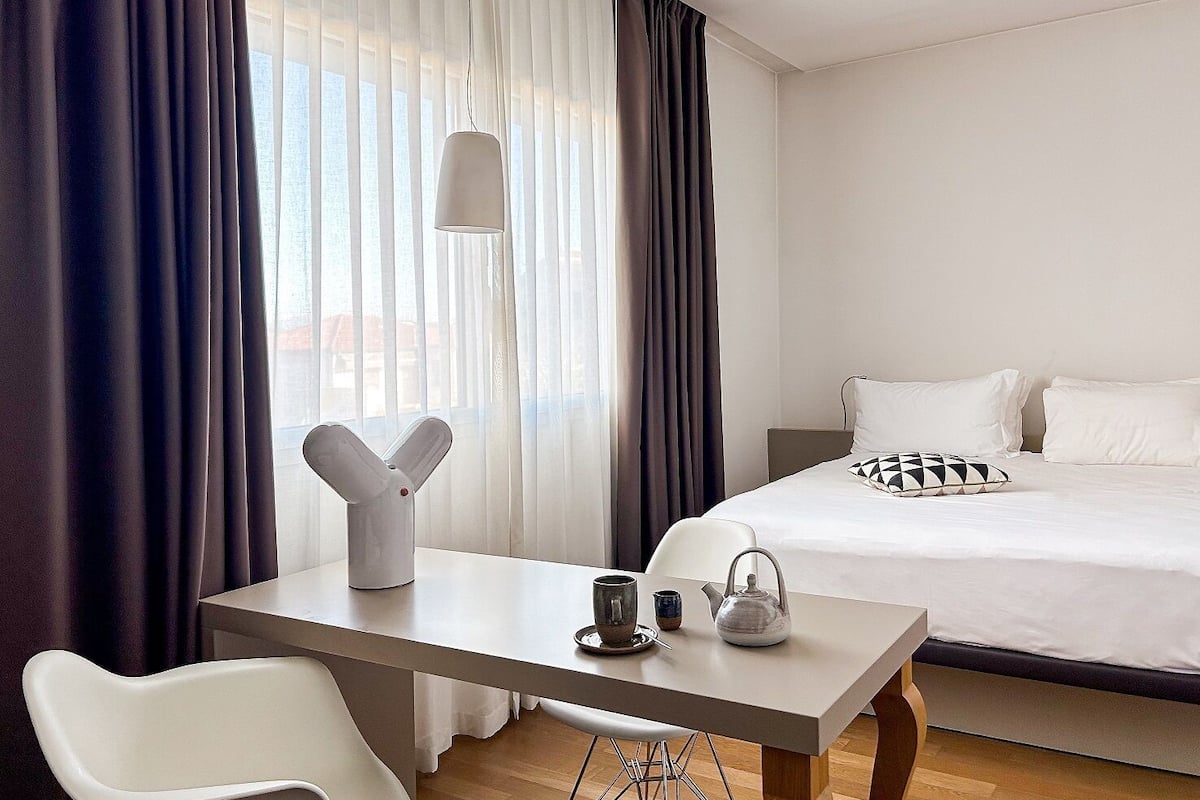 deluxe room | down duvets, minibar, in-room safe, desk