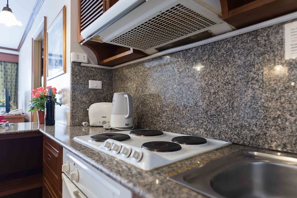 Suite, 2 habitaciones | Cocina privada | Frigorífico, microondas, placa de cocina y hervidor eléctrico