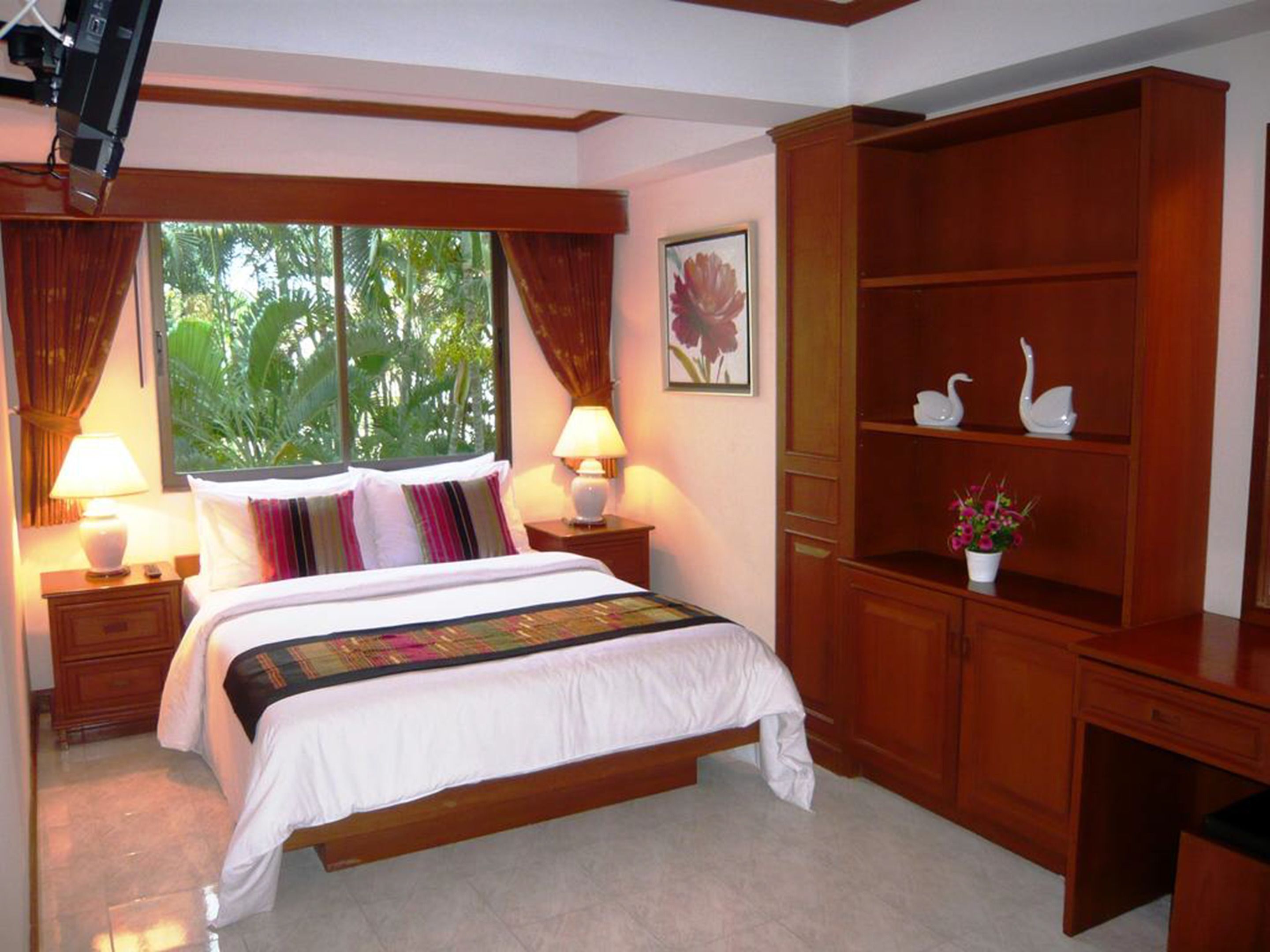 Minibar, in-room safe, desk, iron/ironing board