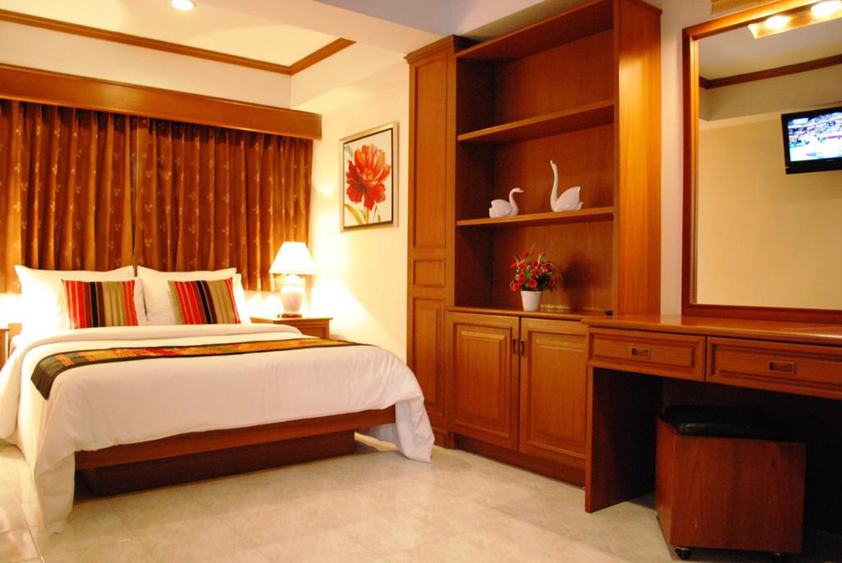 Minibar, in-room safe, desk, iron/ironing board
