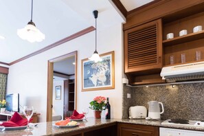 Suite, 2 Schlafzimmer | Wohnbereich | 32-Zoll-LCD-Fernseher mit Kabelempfang, Fernseher