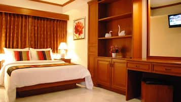 Suite, 2 Bedrooms | Minibar, in-room safe, desk, iron/ironing board