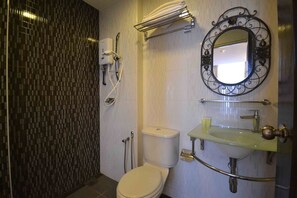 Een douche, gratis toiletartikelen, een haardroger, een bidet