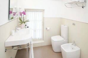 Regadera, amenidades de baño gratuitas, secadora de cabello, bidet 