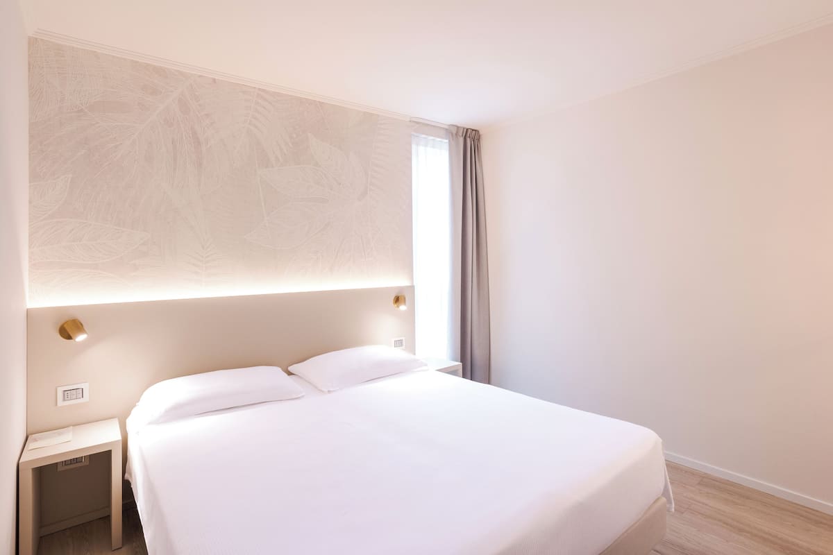 Minibar, desk, laptop workspace, blackout curtains