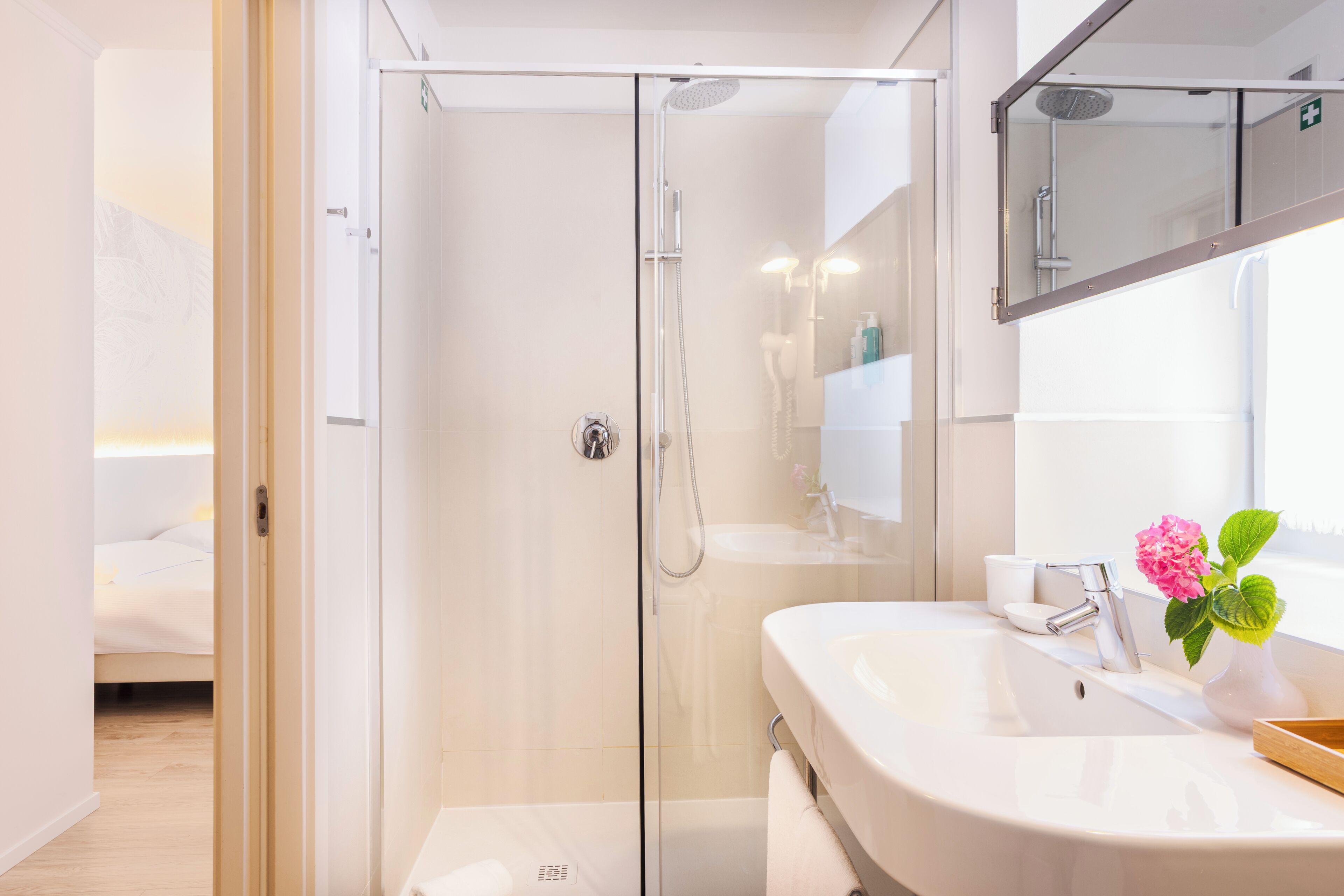 Regadera, amenidades de baño gratuitas, secadora de cabello, bidet 