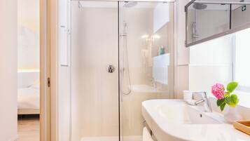Regadera, amenidades de baño gratuitas, secadora de cabello, bidet