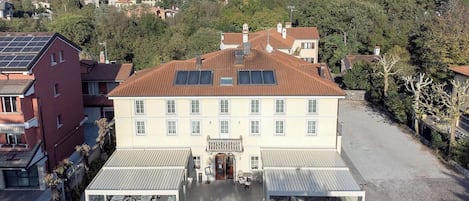 Vista frontal de la propiedad