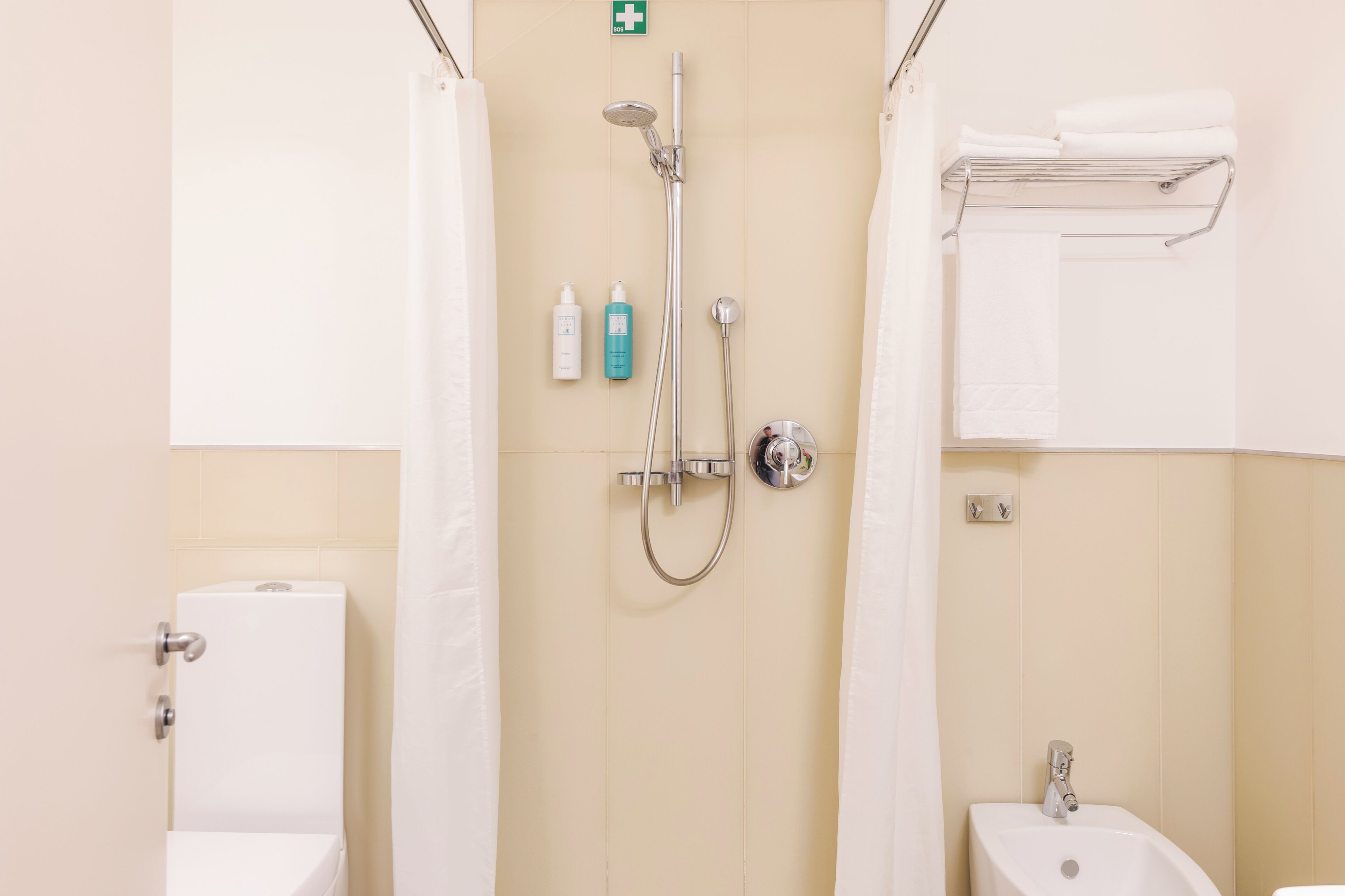 Regadera, amenidades de baño gratuitas, secadora de cabello, bidet 