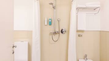 Regadera, amenidades de baño gratuitas, secadora de cabello, bidet