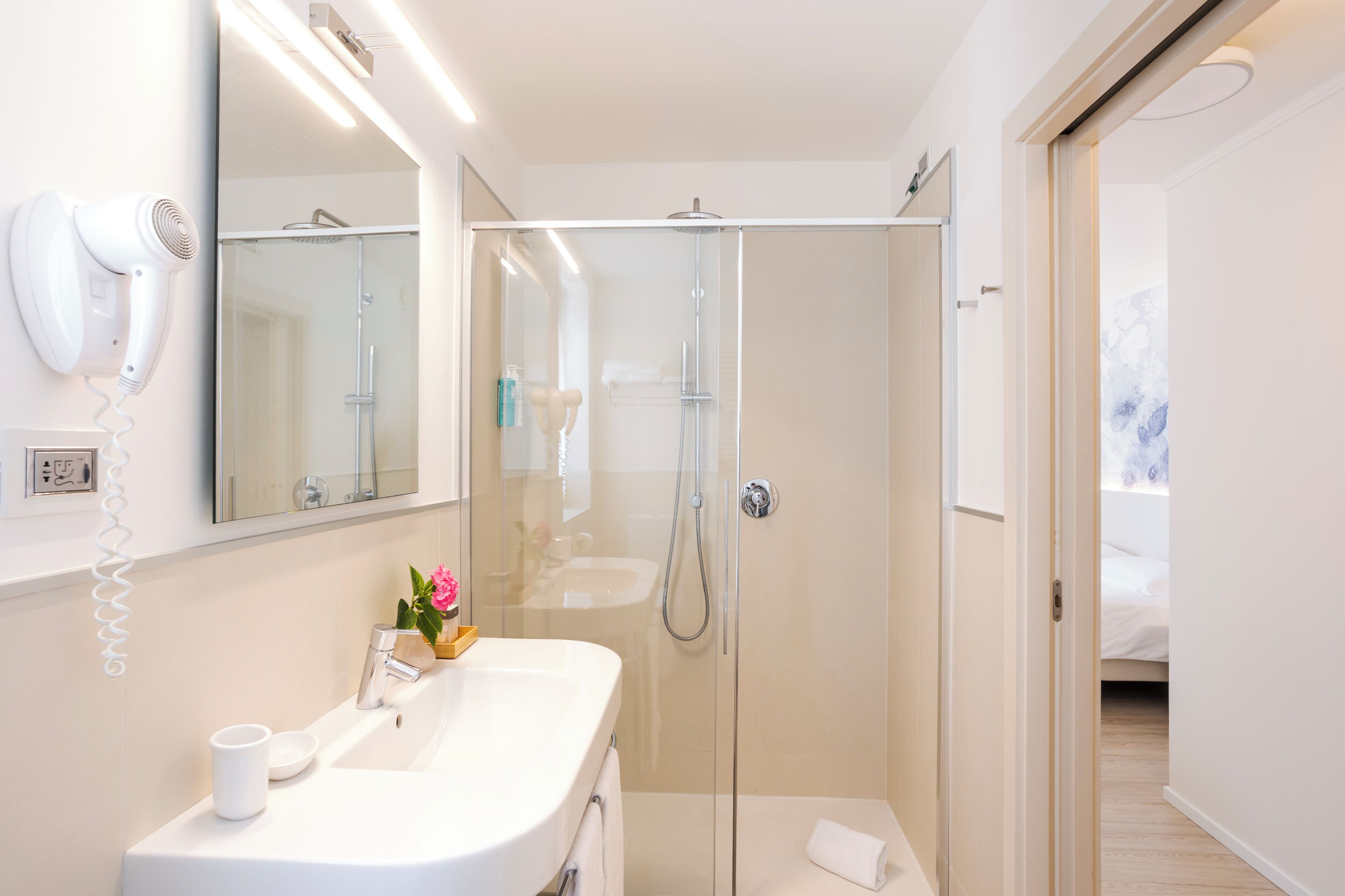 Een douche, gratis toiletartikelen, een haardroger, een bidet
