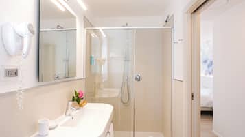 Een douche, gratis toiletartikelen, een haardroger, een bidet