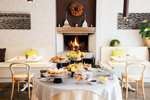Desayuno buffet (EUR 10 por persona)