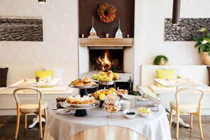 Tägliches Frühstücksbuffet (10 EUR pro Person)