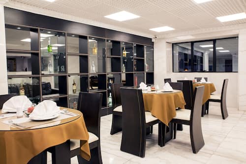 Se sirven almuerzos, cenas, brunch y cocina internacional