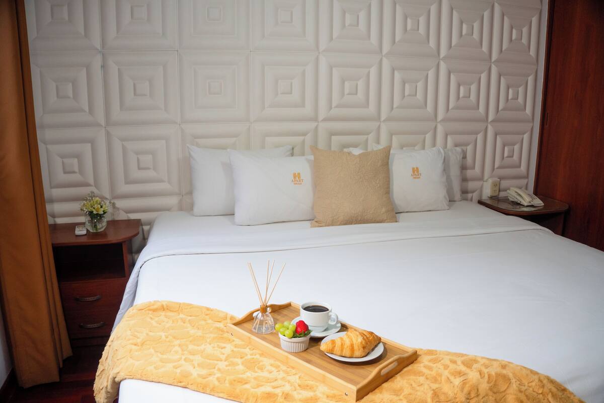 Premium Room, 1 King Bed | Down comforters, pillowtop beds, minibar, in-room safe