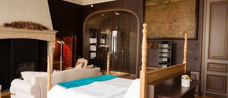 Executive Double Room | Living room | TV