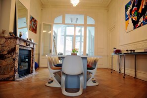 Tägliches kontinentales Frühstück (15 EUR pro Person)