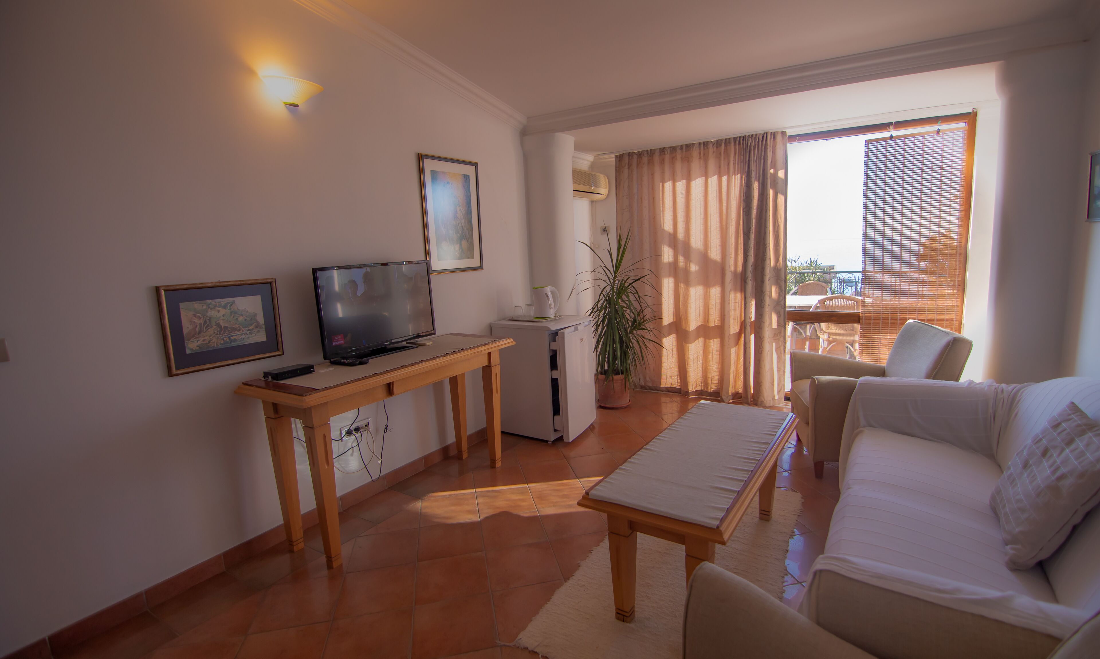 one bedroom quadruple suite, 2 bathrooms | living room | tv