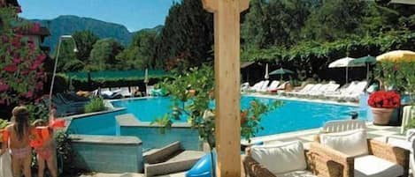 Alberca al aire libre y camastros