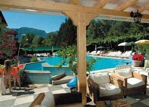 Piscina all'aperto, lettini