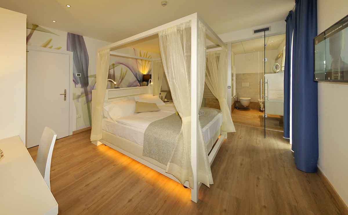 In-room safe, desk, soundproofing, free WiFi