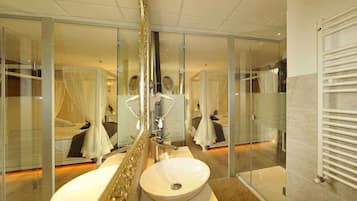 Shower, free toiletries, hair dryer, bidet