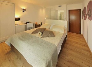 Safe på rommet, skrivebord, lydisolert og wi-fi (inkludert)