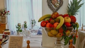 A buffet table with various fruits and vegetables. - Hotel Florida (Levico Terme)
