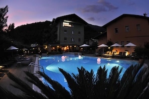 Piscina all'aperto, lettini