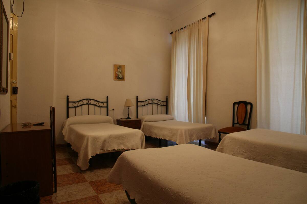 Quadruple Room | Desk, WiFi (free), bed sheets