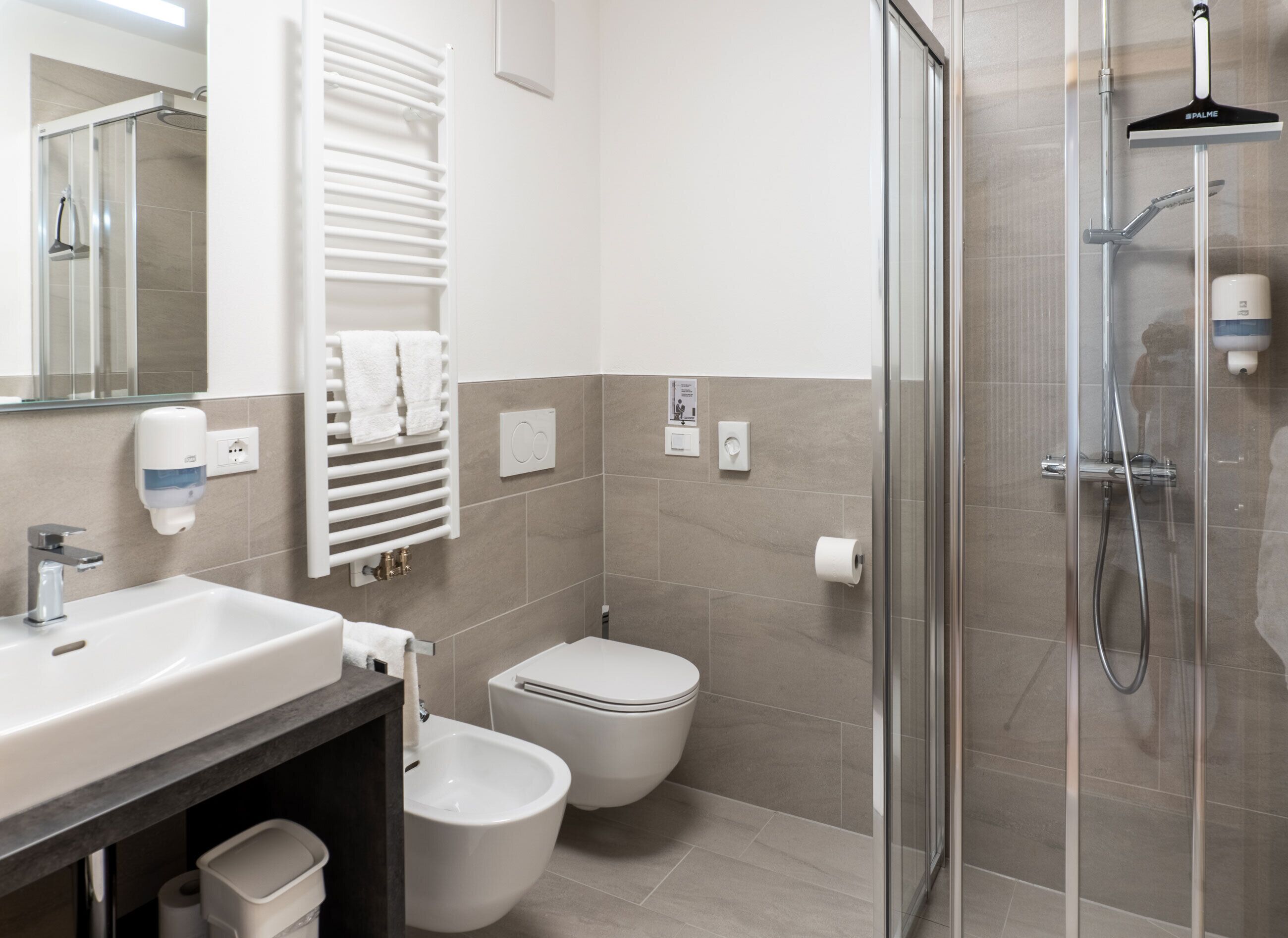 Standard-Doppelzimmer, Bergblick | Badezimmer | Dusche, kostenlose Toilettenartikel, Haartrockner, Bidet