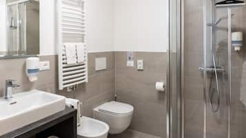 Standard-Doppelzimmer, Bergblick | Badezimmer | Dusche, kostenlose Toilettenartikel, Haartrockner, Bidet