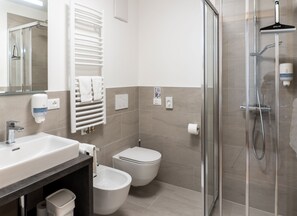 Standard-Doppelzimmer, Bergblick | Badezimmer