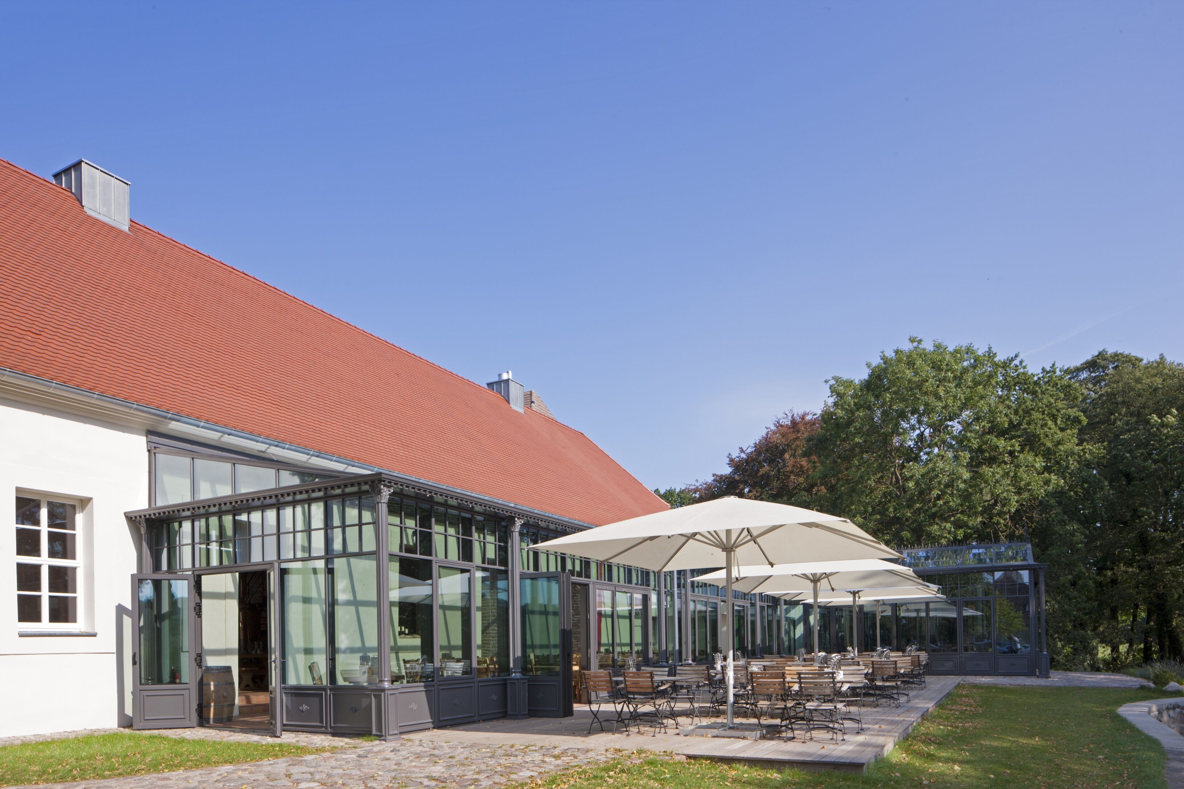 2 か所のレストラン、ランチ、ディナー、ブランチに営業 (郷土料理)