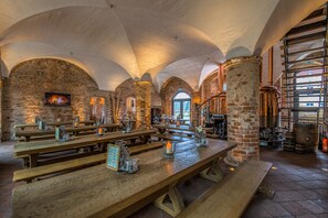 2 restaurants; lunch, dinner, and brunch served