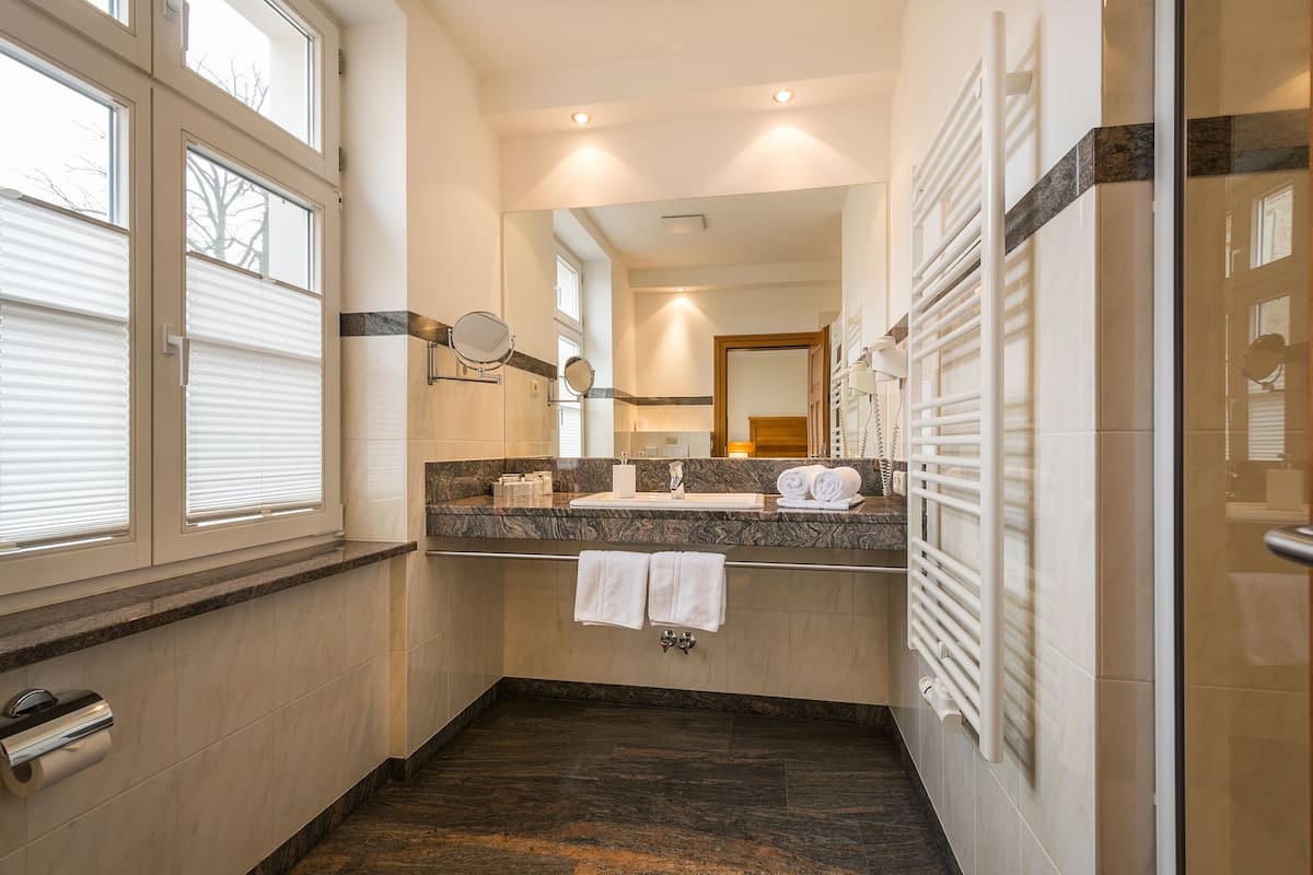 classic double room | bathroom | shower, free toiletries, hair dryer, towels
