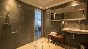 Deluxe-Doppelzimmer (Nebengebäude) | Badezimmer | Dusche, kostenlose Toilettenartikel, Haartrockner, Handtücher