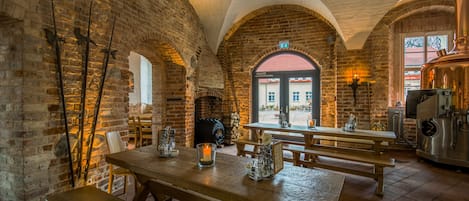 2 restaurants, servant le dĂźner, le souper et le brunch; cuisine locale