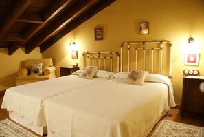 Chambre avec lits jumeaux | Literie de qualité supérieure, bureau, rideaux occultants, Wi-Fi gratuit