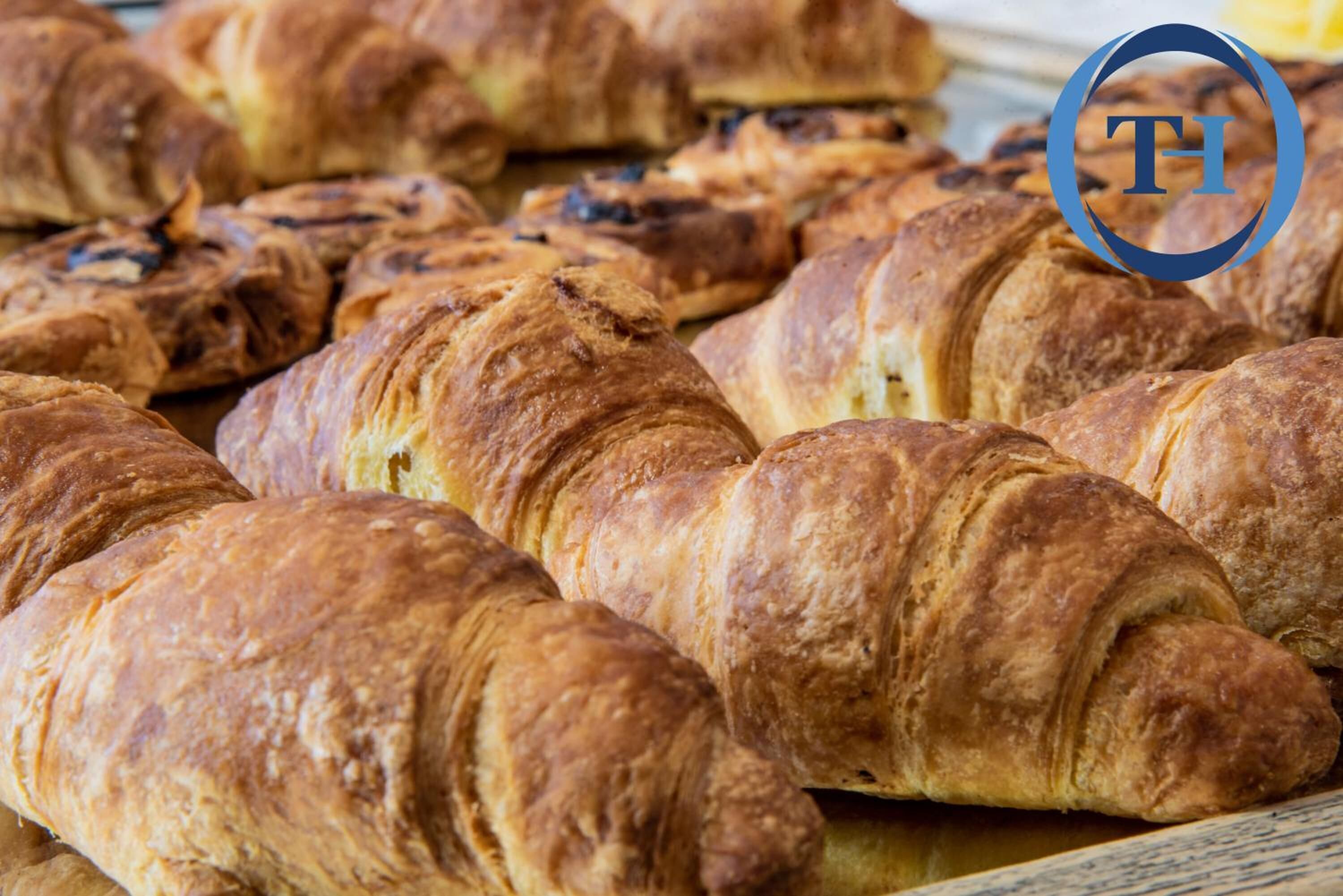 Een selectie croissants op een dienblad.
