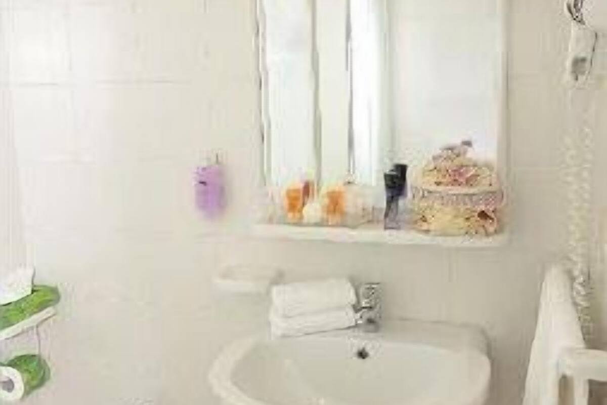 combined shower/bathtub, deep-soaking bathtub, rainfall showerhead
