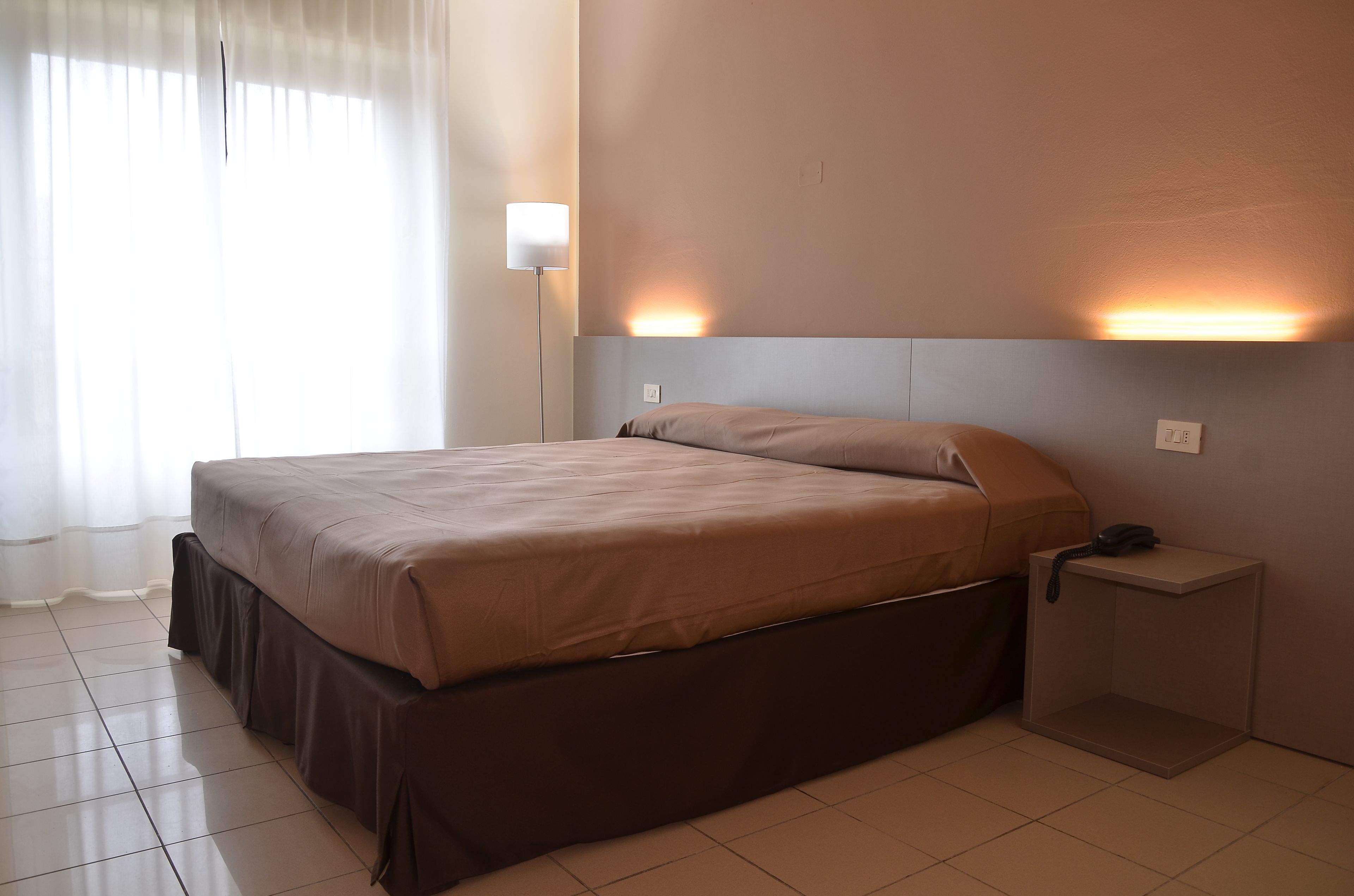 standard room | minibar, in-room safe, desk, soundproofing