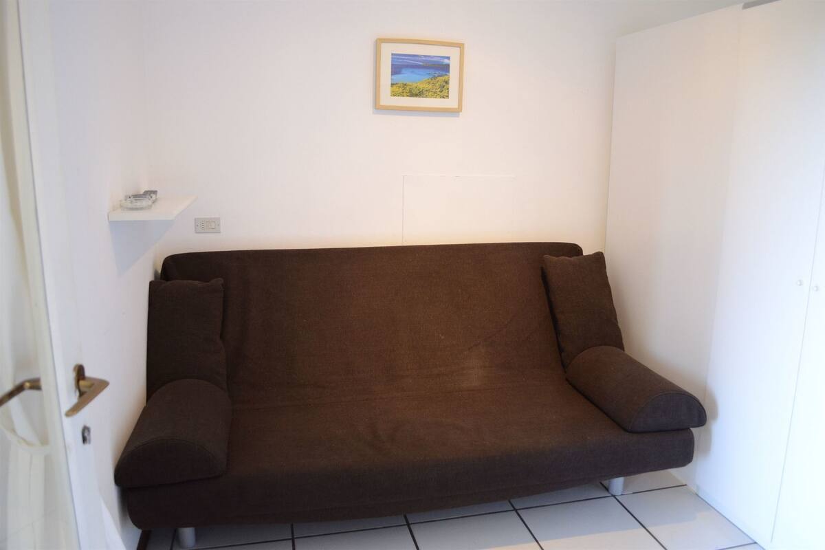 Desk, free cots/infant beds, free WiFi