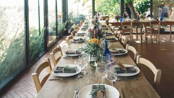 Frühstück, Mittagessen, Abendessen, Blick auf den Pool