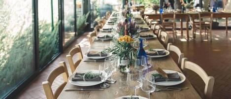 حيث تُقدم وجبات الإفطار، الغداء، العشاء، إطلالات على حمام السباحة