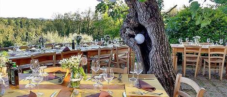 Petit déjeuner, déjeuner et dîner servis sur place, vue sur la piscine