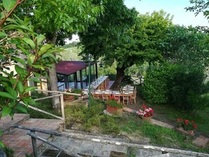 Ofereix vistes a la piscina i s'hi serveixen esmorzars, dinars i sopars 