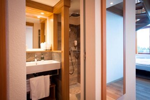 Shower, hair dryer, towels - Berghotel Trübsee (Engelberg)