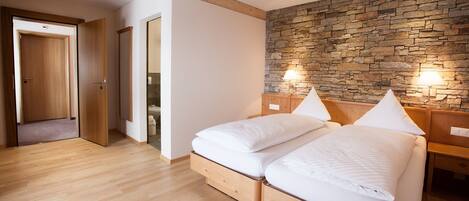 ملاءات للفراش لا تسبب الحساسية وستائر تعتيم وواي فاي مجانًا